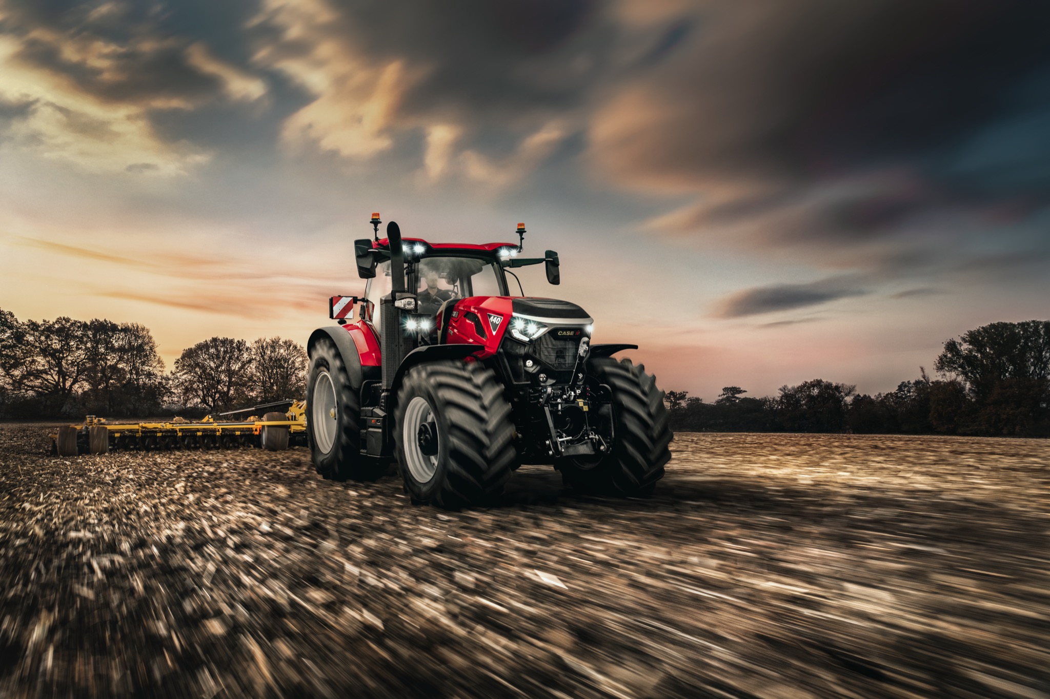 Tractor Case IH Optum 440 en el campo al atardecer