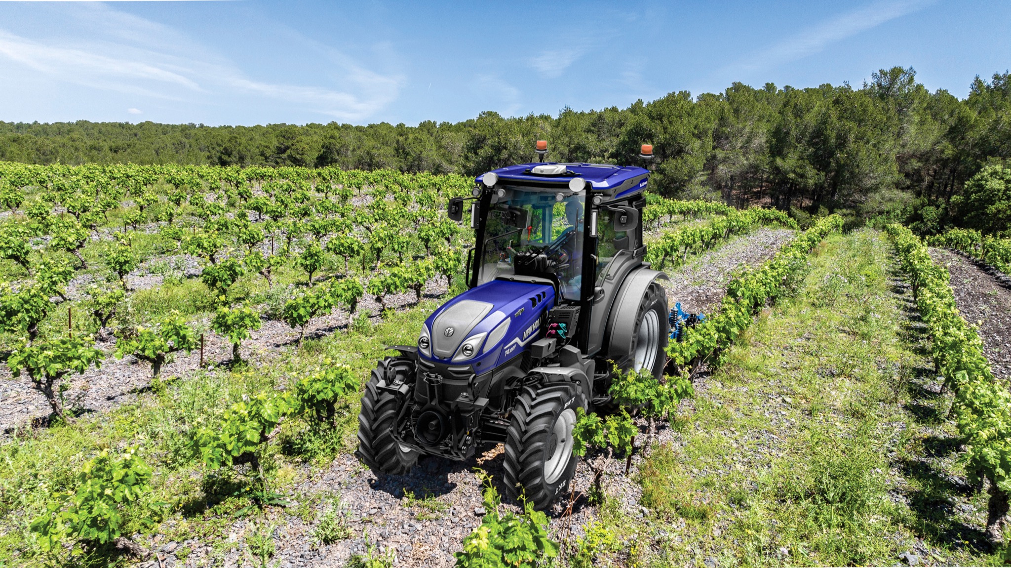 Tractor New Holland T4.120F Auto Command en un viñedo